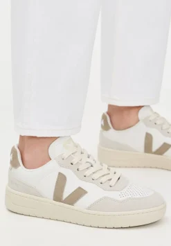 V-90 Sneaker